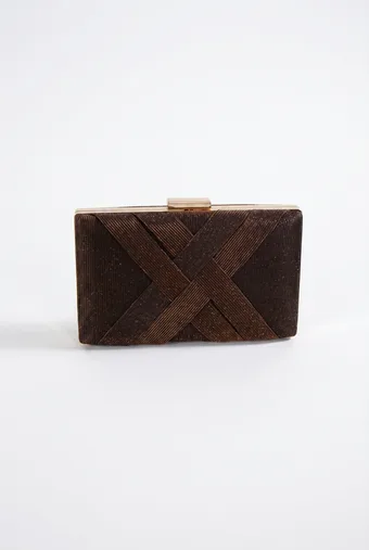 Smeđa sjajna clutch torbica s isprepletenom prednjom stranom