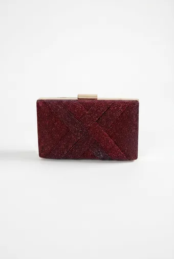 Sjajna clutch torbica u bordo i boji različka s isprepletenom prednjom stranom