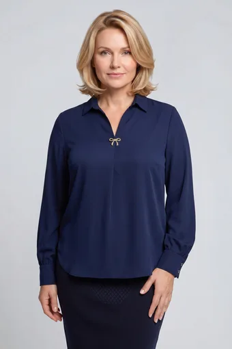 Tamnoplava bluza sa zlatnom brošom u obliku brošem